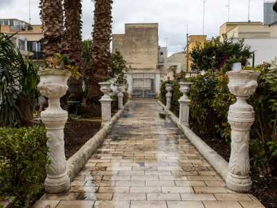 Percorriamo quindi il viale principale, scandito da sei colonnine bianche con girasoli in rilievo, chiaro richiamo all�estate...
